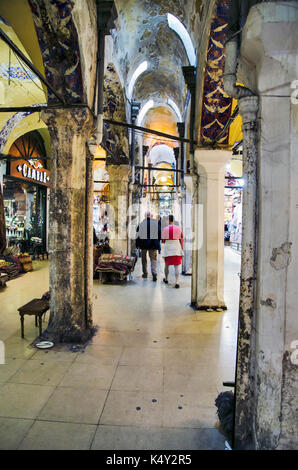 ISTANBUL - aprile 10: Gran Bazaar interni il 10 aprile 2014 a Istanbul. Si tratta di uno dei più grandi e più antiche mercati in tutto il mondo. Foto Stock