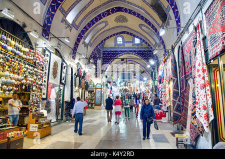 ISTANBUL - aprile 10: Gran Bazaar interni il 10 aprile 2014 a Istanbul. Si tratta di uno dei più grandi e più antiche mercati in tutto il mondo. Foto Stock