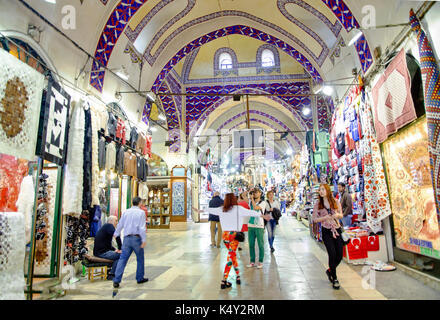 ISTANBUL - aprile 10: Gran Bazaar interni il 10 aprile 2014 a Istanbul. Si tratta di uno dei più grandi e più antiche mercati in tutto il mondo. Foto Stock