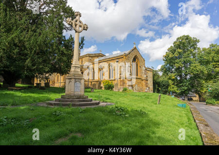 La chiesa di Santa Maria vergine con il memoriale di guerra per la parte anteriore, dallington village, Northampton, Regno Unito Foto Stock