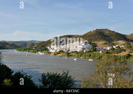 A sanlucar de guadiana e il fiume Guadiana. Algarve Portogallo Foto Stock