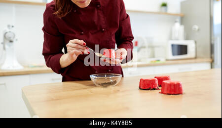 Chef specchio di Decorazione torte di smalto a pasticceria Foto Stock