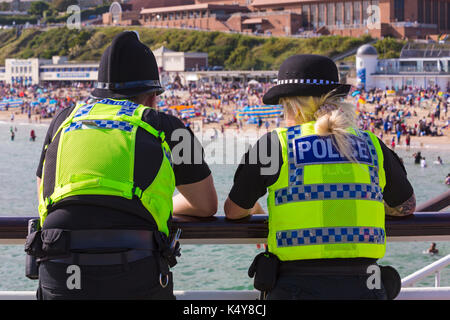 La polizia in servizio sul molo di Bournemouth durante il Bournemouth Air Festival a Bournemouth Dorset Regno Unito nel mese di settembre Foto Stock