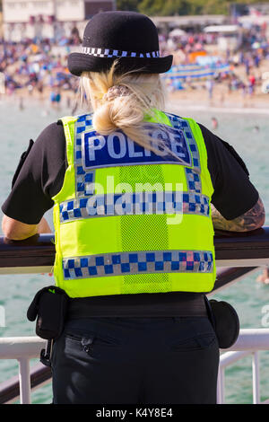 Polizia, poliziotta, a dovere sul molo di Bournemouth durante il Bournemouth Air Festival a Bournemouth Dorset Regno Unito nel mese di settembre Foto Stock