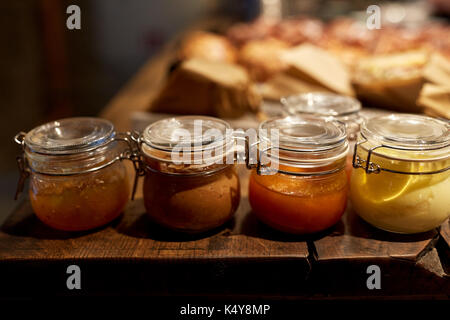 Il cibo e la cucina il concetto di vendita - Marmellata artigianale o sugo al negozio di alimentari Foto Stock