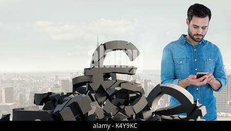 Composito Digitale del calcestruzzo in pezzi di pietra con il denaro simbolo euro e imprenditore nel paesaggio urbano Foto Stock