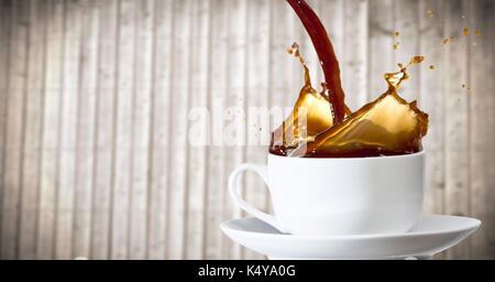 Composito Digitale del caffè è versata nella tazza bianca contro sfocate pannello di legno Foto Stock