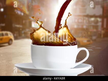 Composito Digitale del caffè è versata nella tazza bianca contro sfocata street con razzi Foto Stock