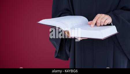 Composito Digitale del giudice metà sezione con libro aperto contro lo sfondo marrone rossiccio Foto Stock