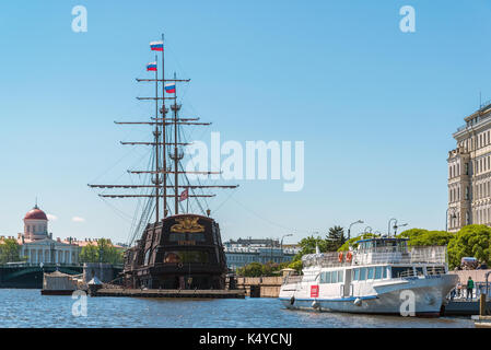 San Pietroburgo, Russia - giugno 03. vista del terrapieno mitninskaya dal fiume Neva Foto Stock