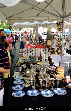 Mercato di antiquariato si spegne nelle Marche aux Puces, il mercato delle pulci, Porte de Vanves a Parigi Foto Stock