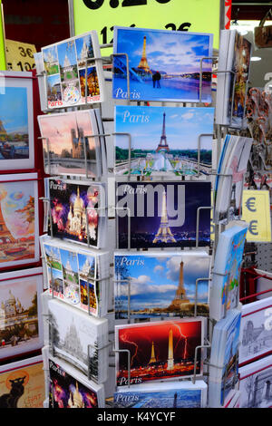 Una cremagliera di cartoline per turisti nei pressi della Torre Eiffel a Parigi Foto Stock