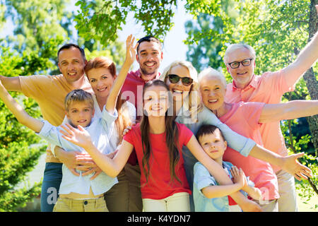 Happy Family Portrait nel giardino estivo Foto Stock