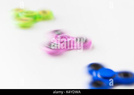 Tre la filatura agitano: filatori su sfondo bianco Foto Stock