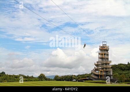 Chiang Rai, Thailandia - Agosto08, 2016 : donna salta fuori il Zipline Tower, Singha parco attrazioni a Boon Rawd Farm in Chiang Rai, Thailandia Foto Stock