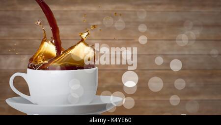 Composito Digitale del caffè è versata nella tazza bianca con bokeh di fondo contro sfocate pannello di legno Foto Stock