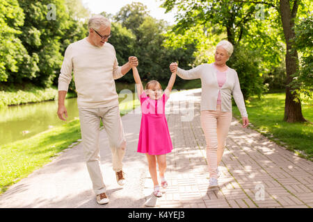 La famiglia, la generazione e il concetto di persone - sorridenti NONNA, NONNO e piccolo nipote a piedi a park Foto Stock