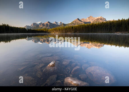 Herbert lago con atmosfera mattutina, la riflessione della gamma di prua, il parco nazionale di Banff, Canadian Rocky Mountains, Alberta Foto Stock