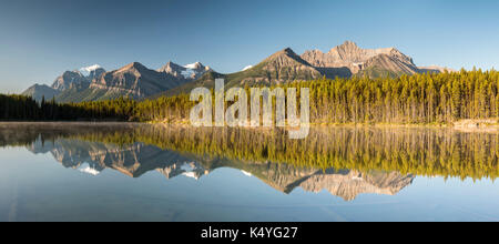Herbert lago con atmosfera mattutina, la riflessione della gamma di prua, il parco nazionale di Banff, Canadian Rocky Mountains, Alberta Foto Stock