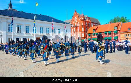 Royal Air Force Scozia centrale pifferi e tamburi, apertura di ystad militare internazionale tatuaggio sul quadrato, ystad, Scania Foto Stock