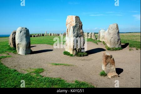 Ales stenar, ale di pietre pietre megalitiche, nave impostazione, Kåseberga, Scania in Svezia Foto Stock