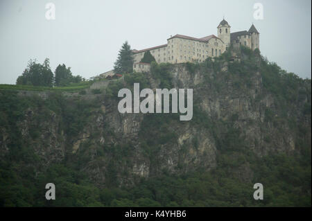 Medievale monastero benedettino Monastero di Sabiona (Kloster Sabiona) visto dall'Autostrada del Brennero A22 a Chiusa/Klausen, Trentino-Alto Adige, Italia. Foto Stock