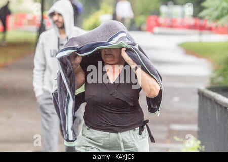 Londra, Regno Unito. 7 Sep, 2017. Una donna di ricoveri per le piogge in Regents Park come il tempo umido arriva a Londra Credito: amer ghazzal/Alamy Live News Foto Stock