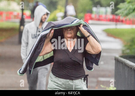 Londra, Regno Unito. 7 Sep, 2017. Una donna di ricoveri per le piogge in Regents Park come il tempo umido arriva a Londra Credito: amer ghazzal/Alamy Live News Foto Stock