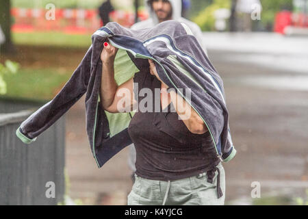 Londra, Regno Unito. 7 Sep, 2017. Una donna di ricoveri per le piogge in Regents Park come il tempo umido arriva a Londra Credito: amer ghazzal/Alamy Live News Foto Stock