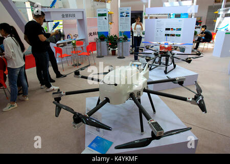 Yinchuan, la Cina del Ningxia hui regione autonoma. 7 Sep, 2017. un multi-purpose drone è visto durante un alta tecnologia ed attrezzature della Cina-stati arabi expo di Yinchuan, capitale del nord-ovest della Cina di ningxia hui regione autonoma, sept. 7, 2017. quasi duecento pezzi di reperti da 126 espositori di tutto il paese sono state visualizzate sullo spettacolo. Credito: sui xiankai/xinhua/alamy live news Foto Stock