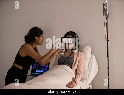 Venezia, Italia. 07Th Sep, 2017. Un visitatore esperienze vr lavori interattivi durante il festival del cinema di Venezia a venezia, Italia, . con 22 titoli in competizione, la vr (realtà virtuale) programma di quest'anno il festival del cinema di Venezia ha offerto ai visitatori tre diverse aree per sperimentare la nuova tecnologia: primo, un 50-seat teatro dove hanno potuto godersi proiezioni sulla rotazione di sedie bianche per consentire una vista a 360 gradi. In secondo luogo, occhio stand up per guardare lavori interattivi; e infine, installazioni. circa 3.000 visitatori sono stati registrati fino a Sett. Credito: xinhua/alamy live news Foto Stock