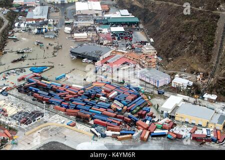 Philipsburg, St Maarten. 06 Sep, 2017. distruzione massiccia del porto e gli edifici nella scia di un colpo diretto dall uragano irma, una categoria 5 storm rizzatura caraibi settembre 6, 2017 in Philipsburg, st. maarten. imra è il confezionamento venti di 185 mph che rende più forte uragano mai registrata nell'oceano atlantico. (Gerben van es/Paesi Bassi del ministero della difesa tramite planetpix) Foto Stock