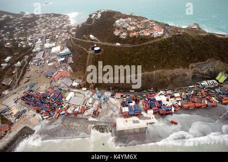 Philipsburg, St Maarten. 06 Sep, 2017. distruzione massiccia del porto e gli edifici nella scia di un colpo diretto dall uragano irma, una categoria 5 storm rizzatura caraibi settembre 6, 2017 in Philipsburg, st. maarten. imra è il confezionamento venti di 185 mph che rende più forte uragano mai registrata nell'oceano atlantico. (Gerben van es/Paesi Bassi del ministero della difesa tramite planetpix) Foto Stock