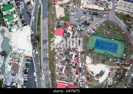 Philipsburg, St Maarten. 06 Sep, 2017. distruzione massiccia di un villaggio olandese sul isola di St Maarten a seguito di un colpo diretto dall uragano irma, una categoria 5 storm rizzatura caraibi settembre 6, 2017 in Philipsburg, st. maarten. imra è il confezionamento venti di 185 mph che rende più forte uragano mai registrata nell'oceano atlantico. (Gerben van es/Paesi Bassi del ministero della difesa tramite planetpix) Foto Stock