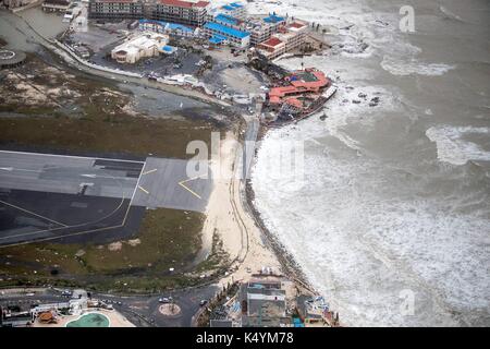 Philipsburg, St Maarten. 06 Sep, 2017. distruzione massiccia all'aeroporto olandese sul isola di St Maarten a seguito di un colpo diretto dall uragano irma, una categoria 5 storm rizzatura caraibi settembre 6, 2017 in Philipsburg, st. maarten. imra è il confezionamento venti di 185 mph che rende più forte uragano mai registrata nell'oceano atlantico. (Gerben van es/Paesi Bassi del ministero della difesa tramite planetpix) Foto Stock