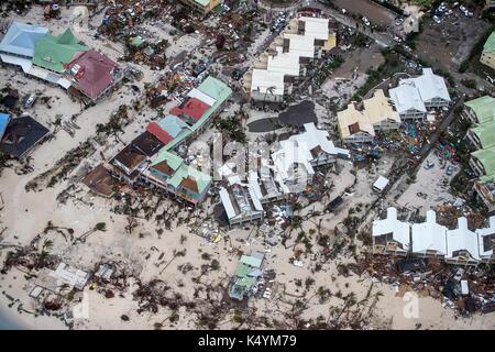 Philipsburg, St Maarten. 06 Sep, 2017. Distruzione massiccia di un villaggio olandese sul isola di St Maarten a seguito di un colpo diretto dall uragano Irma, una categoria 5 storm rizzatura Caraibi Settembre 6, 2017 in Philipsburg, St. Maarten. Imra è il confezionamento venti di 185 mph che rende più forte uragano mai registrata nell'Oceano Atlantico. (Gerben van Es/Paesi Bassi del Ministero della difesa tramite Planetpix) Foto Stock