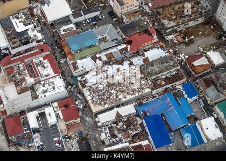 Philipsburg, St Maarten. 06 Sep, 2017. distruzione massiccia del quartiere storico olandese sul isola di St Maarten a seguito di un colpo diretto dall uragano irma, una categoria 5 storm rizzatura caraibi settembre 6, 2017 in Philipsburg, st. maarten. imra è il confezionamento venti di 185 mph che rende più forte uragano mai registrata nell'oceano atlantico. (Gerben van es/Paesi Bassi del ministero della difesa tramite planetpix) Foto Stock