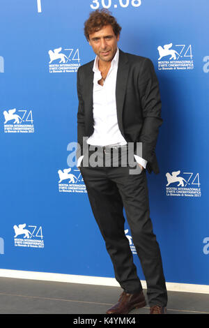 Il lido di venezia, Italia. 07Th Sep, 2017. l'Europa, Italia, lido di venezia, 07 settembre, 2017 : Adriano Giannini al photocall del film 'il colore nascosto delle cose" (regista Silvio Soldini), a 74a venice international film festival Photo credit: ottavia da re/sintesi/alamy live news Foto Stock