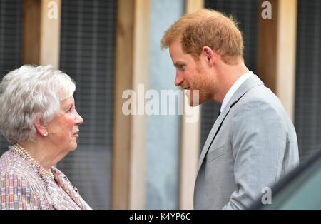 Ballymena, Irlanda del Nord. Il 7 settembre, 2017. Il principe Harry apre ufficialmente la nuova nias stazione di ambulanza in Ballymena durante la sua prima visita in Irlanda del Nord. ballymena: Regno Unito: 07 Sett 17 credito: mark inverno/alamy live news Foto Stock