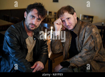 Berlino, Germania. 7 Sep, 2017. Il chitarrista manuel christoph poppe (l) e il cantante michael marco fitzthum della banda austriaca di Wanda, fotografato durante un'intervista a Berlino, Germania, 7 settembre 2017. foto: britta pedersen/dpa-zentralbild/zb/dpa/alamy live news Foto Stock