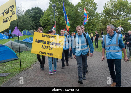 Londra, Regno Unito. Il 7 settembre 2017. Le proteste continuano al di fuori del centro di ExCeL in cui sono in corso i preparativi per il mondo la più grande fiera di armi, DSEI, la difesa e le attrezzature di sicurezza internazionale, sostenuta dal governo del Regno Unito in cui le società di armi e i commercianti di armi vendere armi ai paesi di tutto il mondo tra cui molti regimi repressivi. Ben Griffin (centro) conduce i membri di veterani per la pace sul loro modo di impostare un armi proibite Checkpoint come credito: Peter Marshall / Alamy Live News Foto Stock