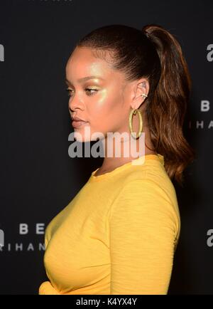 Brooklyn, NY, Stati Uniti d'America. 7 Sep, 2017. rihanna presso gli arrivi di fenty bellezza da rihanna launch party, duggal serra, Brooklyn, NY, 7 settembre 2017. Credito: eli winston/everett raccolta/alamy live news Foto Stock