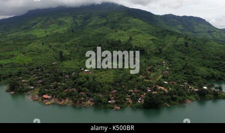 (170908) -- Provincia di Vientiane (Laos), sept. 8, 2017 (Xinhua) -- Foto aeree prese su sept. 7, 2017 mostra una vista di Phou Kao nang villaggio, nella provincia di Vientiane, laos. Circa 400 residenti vivono in Phou Kao nang villaggio che si trova su uno dei nam ngum Lake Islands. (Xinhua/morng luangkhot) Foto Stock