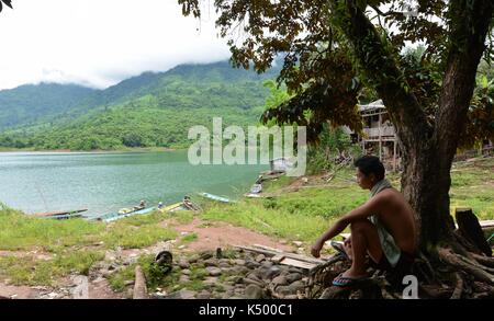 (170908) -- Provincia di Vientiane (Laos), sept. 8, 2017 (Xinhua) -- un abitante locale prende un riposo sotto un albero a Phou Kao nang villaggio, nella provincia di Vientiane, Laos, sept. 7, 2017. Circa 400 residenti vivono in Phou Kao nang villaggio che si trova su uno dei nam ngum lake islands.(xinhua/liu ailun) Foto Stock