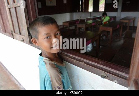 (170908) -- Provincia di Vientiane (Laos), sept. 8, 2017 (Xinhua) -- Un ragazzo in posa per una foto a Phou Kao nang villaggio, nella provincia di Vientiane, Laos, sept. 7, 2017. Circa 400 residenti vivono in Phou Kao nang villaggio che si trova su uno dei nam ngum Lake Islands. (Xinhua/liu ailun) Foto Stock