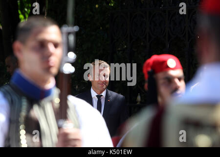 Atene, Grecia. 07Th Sep, 2017. Il Presidente francese Emmanuel Macron è visto dietro la Guardia Presidenziale. Il Presidente francese Emmanuel Macron arriva in Grecia per una due giorni di visita ufficiale di incontrare il Primo Ministro greco, Alexis Tsipras e Presidente Prokopis Pavlopoulos. Credito: SOPA Immagini limitata/Alamy Live News Foto Stock