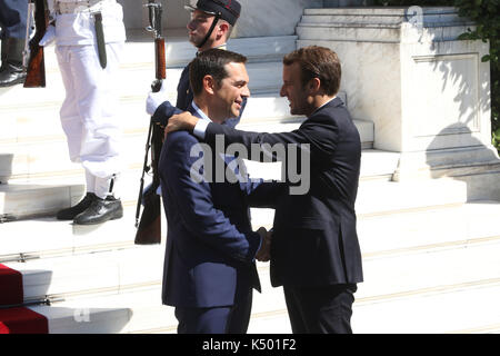 Atene, Grecia. 07Th Sep, 2017. Il Primo Ministro greco, Alexis Tsipras scuote le mani con il presidente francese Emmanuel Macron come egli lo accoglie durante il suo arrivo al di fuori di Maximos Mansion. Il Presidente francese Emmanuel Macron arriva in Grecia per una due giorni di visita ufficiale di incontrare il Primo Ministro greco, Alexis Tsipras e Presidente Prokopis Pavlopoulos. Credito: SOPA Immagini limitata/Alamy Live News Foto Stock