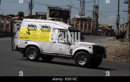 Srinagar, indiano del Kashmir amministrato .08 settembre .indian paramilitari pattuglie di soldati al checkpoint temporanee restrizioni durante le forze di governo ha imposto il coprifuoco-simili restrizioni in molte parti srinagar dopo i leader separatisti chiamato per protesta dopo la preghiera del venerdì contro la persecuzione del Myanmar rohingya della minoranza musulmana.©sofi suhail/alamy live news Foto Stock