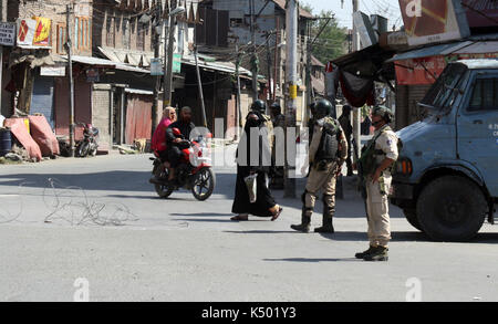 Srinagar, indiano del Kashmir amministrato .08 settembre .indiano soldati paramilitari si arresta la famiglia del Kashmir al checkpoint temporanee restrizioni durante le forze di governo ha imposto il coprifuoco-simili restrizioni in molte parti srinagar dopo i leader separatisti chiamato per protesta dopo la preghiera del venerdì contro la persecuzione del Myanmar rohingya della minoranza musulmana.©sofi suhail/alamy live news Foto Stock