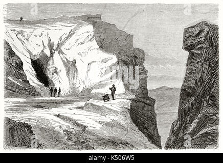 Vecchia illustrazione approssimativa di Pentelic marble le Grotte di Monte Pentelicus Grecia. Grotta nera entrata e la fessura sopra la vista all'orizzonte. Creato da Proust pubblicato in Le Tour du Monde Parigi 1862 Foto Stock